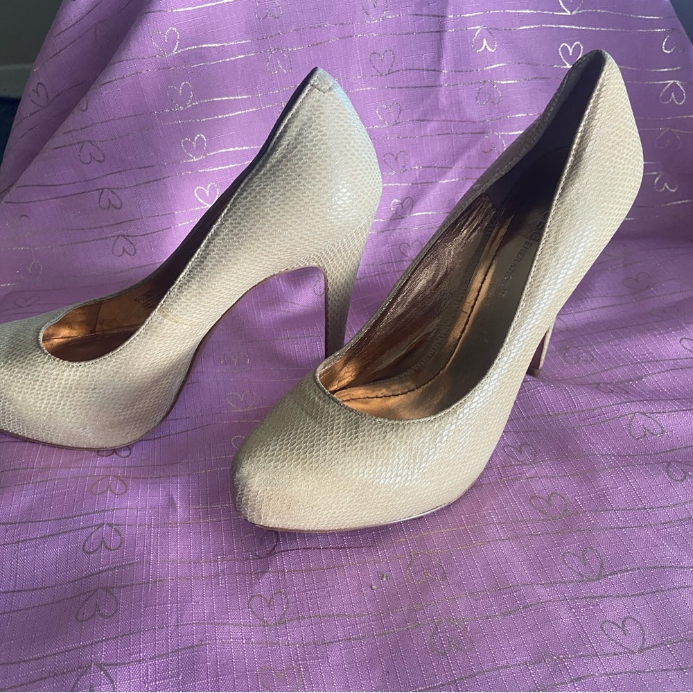 Beige heels 3-4inches women’s size 7.5